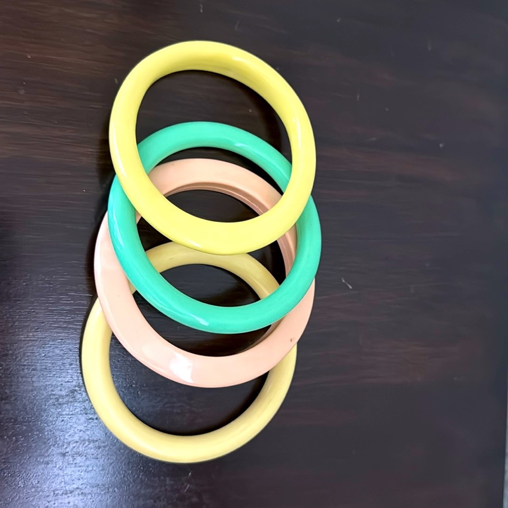 LOT FOUR VINTAGE PASTEL FLYING SAUCER LUCITE BANGLE BRACELETS MID-CENTURY - Picture 3 of 3